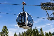 Kabinen der Zinsbergbahn - Die modernen Kabinen bieten zehn Personen Platz. Im Sommer sind nur die Gondeln im Einsatz, im Winter ist die Zinsbergbahn eine Kombibahn aus Sesseln und Gondeln. • © alpintreff.de - Silke Schön