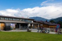 Die Talstation  - Die Talstation der Streubödenbahn liegt auf einer Höhe von 834 Metern. Es gibt einen sehr großen Parkplatz. An der Talstation liegt übrigens ein Bikepark. • © alpintreff.de - Silke Schön