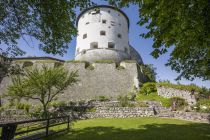 So mächtig die Festung mit seinen Türmen thront, so großzügig ist auch der Kräutergarten. Etwa 100 verschiedene Pflanzenarten wachsen im Festungsgarten. • © TVB Kufsteinerland, Hannes Dabernig