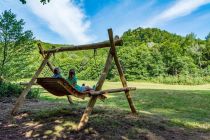 Schaukeln ohne Ende - Am Schiffsanleger Reifnitz in Maria Wörth geht es los. Der Slow Trail führt Dich an einigen markanten Wegpunkten in Maria Wörth vorbei, zum Beispiel an der Burgruine.  • © Wörthersee Tourismus, fatzi.at