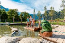 Er ist umgeben von Wiesen und liegt in unmittelbarer Nähe zur Zillerpromenade.  • © TVB Mayrhofen, Thomas Eberharter Photography