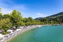 Im Ort Mondsee am Nordufer befindet sich die Seepromenade, dahinter der Almeida Park. • © alpintreff.de - Christian Schön