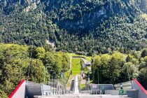 Aussicht von der Heini-Klopfer-Schanze - Von oben sieht die Aussicht ziemlich beeindruckend aus. Die Anlauflänge beträgt 113 Meter - dann muss der Sportler springen, ob er will oder nicht. (Diese Entscheidung trifft man am besten schon vor der Abfahrt :-) ).  • © Andrea Tyralla