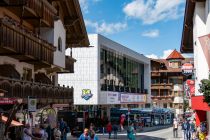 Das Gebäude der Talstation ist recht puristisch und passt gerade einmal so in die Baulücke hinein. • © alpintreff.de / christian Schön