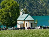 Die Faszination des Achensees haben auch die Menschen vor fast 130 Jahren gespürt. Und so fuhr bereits 1887 das erste Dampfschiff über den Achensee. Die Seehofkapelle steht am Ostufer. • © alpintreff.de - Christian Schön