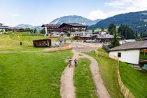 Üben üben üben - Ein weitere Bestandteil der im August 2021 eröffneten Bike Area ist der Pumptrack, ebenfalls neben der Bergbahn. • © alpintreff.de - Silke Schön