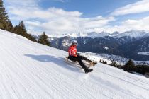 Dort beginnt das vier Kilometer lange Abenteuer. Ziel ist 440 Höhenmeter später die Talstation (dort kannst Du übrigens auch die Rodel ausleihen).  • © Serfaus-Fiss-Ladis Marketing GmbH, Andreas Kirschner