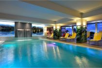 Der Pool mit Wasserfall im Hotel Schiestl. • © Wohlfühlhotel Schiestl