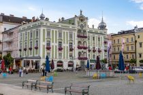 Rathaus in Gmunden am Traunsee - Reich an farbenprächtigem Blumenschmuck zeigt sich das Gmundener Rathaus am Rathausplatz. Unten befindet sich ein Cafe. • © alpintreff.de - Christian Schön