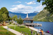 Bilder vom Grundlsee in der Steiermark - Der Musikpavillon am Ufer des Grundlsees. Dort befindet sich auch eine Anlegestelle der Schifffahrt. • © alpintreff.de - Christian Schön