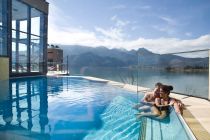 Die Kristall Therme findest Du in Kochel am See in Oberbayern. Ein echter Wohlfühlort mit wunderbarem Blick auf den Kochelsee, an dessen Ufer die Kristall Therme stehen.  • © Gemeinde Kochel am See