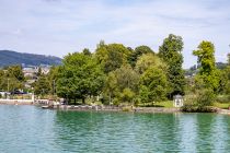 Im Park gibt ein Denkmal, welches an Micheline Gräfin von Almeida und deren Mann Graf Rudolph erinnert - daher der Name des Parks. Hier am rechten Bildrand die Judas Thaddäus-Kapelle. • © alpintreff.de - Christian Schön