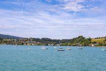 Am Mondsee kannst Du selbstverständlich wunderbar baden, surfen oder ihn mit einem Boot erkunden. Die umliegenden Berge laden zum wandern und biken ein.  • © alpintreff.de - Christian Schön