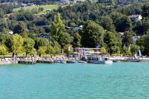 Der Schiffsanleger befindet sich an der Seepromenade am Almeida Park im Ort Mondsee. • © alpintreff.de - Christian Schön