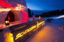 Eisbar im Igludorf - Ob kuschelige Zweisamkeit mit Champagner bei Ker-zenlicht auf wohlig, warmen Schaffellen oder das Gespräch mit anderen an der Schneebar unter einem glitzernden Sternenhimmel, - die Gelegenheiten zu genießen und zu entspannen sind mehr als vielfältig. • © schneedorf.com