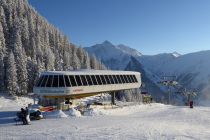 Technik - Die kuppelbare Sesselbahn bietet Platz für vier Personen pro Einheit. Die Bergstation liegt auf einer Höhe von 1.648 Metern. • © Bergbahnen Berwang