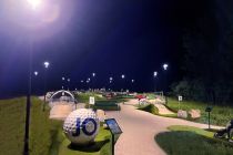 Flutlicht - Perfekt: Du kannst duch die Beleuchtung sogar abends spielen. • © JO Adventure Minigolf / www.vitamin-c-wirkt.at