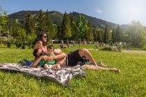 Zum Campingplatz gehört ein Naturbadeplatz mit großer Liegewiese und Steg. • © Camping Grüntensee International