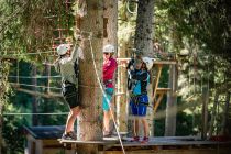Alle Kletterabenteuer sind natürlich gesichert und vorher findet eine Einweisung statt.  • © TVB St. Anton, Patrick Bätz