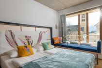 Zimmer Hotel BLÜ - Zimmerbeispiel. Moderner Chic mit alpenländischer Gemütlichkeit. • © Hotel BLÜ