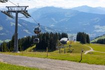 Während der Fahrt mit der Zinsbergbahn kommst Du an der alten Bergstation des Sesselliftes vorbei und am Filzalmsee. • © alpintreff.de - Silke Schön