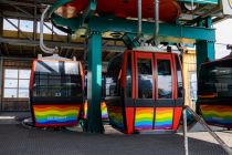 Regenbogen - Seit 2020 fahren die Gondeln in Regenbogenfarben. Zum Ein- und Aussteigen müssen stets alle fünf Gondeln einer Gruppe anhalten - was auch unterwegs zu einem Halt führt. • © alpintreff.de - Silke Schön