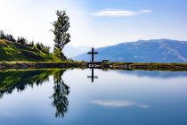 Aussichtsreich - Der Weg um den Speichersee ist leicht zu laufen, das dauert ungefähr 10 Minuten. Das Kreuz ist ein schönes Fotomotiv. • © alpintreff.de - Silke Schön