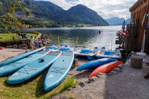 Bootsverleih Grundlsee - Boote und SUPs kannst Du am Ostufer beim Bootsverleih leihen. • © alpintreff.de - Christian Schön