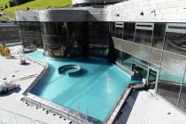 Das Freibad hat eine eigene Poolbar. • © Silvrettaseilbahn AG