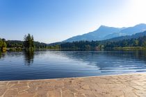 Aussicht vom Schwarzsee - Der Schwarzsee ist maximal sieben Meter tief. Maximal genießen kannst Du die Aussicht vom Schwarzsee auf das majestätische Kaisergebirge.  • © alpintreff.de - Silke Schön