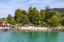 An der Seepromenade liegt die Anlegestelle der Schifffahrt Hemetsberger, der dazugehörige Bootsverleih sowie ein Kiosk. • © alpintreff.de - Christian Schön