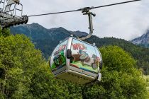 Einige Gondeln haben eine Sonderbeklebung. Diese erinnert die Gäste an das WIDIVERSUM, welches sich an der Bergstation befindet. Im Sommer wie im Winter bietet es speziell für Kinder jede Menge Abwechlsung. • © alpintreff.de - Christian Schön