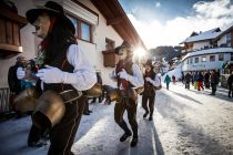 Fisser Blochziehen - Fasnachtstradition in Fiss - Region Serfaus-Fiss-Ladis - Die Schallner sind ein wichtiger Teil der Tradition. • © Serfaus-Fiss-Ladis Marketing GmbH, Manuel Pale