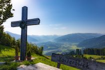 Ausblick auf Reith bei Kitzbühel - Von näher dran bietet sich hier die Aussicht nach Reith bei Kitzbühel und noch weiter. Auf der Bank steht zwar "Kaiserblick", aber das bezieht sich auf die andere Seite, wenn Du dort sitzt. ;-) Weiterklicken für die Aussicht. • © alpintreff.de - Silke Schön