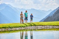 Sunny Mountain Erlebnispark - Kappl - Ganz nah ist zudem ein Speichersee mit herrlichem Ausblick und einen zweiten, kleinen Angelteich mit Grillstationen. • © TVB Paznaun-Ischgl