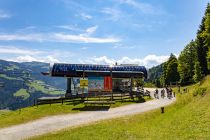 Bergstation Gaisberg - Hinten rechts ist außerdem Start (oder Ende, je nachdem) des Wanderweges Goasberg Joch. Der Gaisberg ist beliebt bei Wanderern und Bikern, im Winter kannst Du hier sehr gut rodeln. • © alpintreff.de - Silke Schön