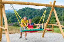 Locker lassen  - Damit macht der Slow Trail Schaukelweg seinem Namen alle Ehre - und freut Kinder besonders. Aber auch und vor allem Erwachsene sind eingeladen, die Leichtigkeit des Seins zu spüren.  • © Wörthersee Tourismus, fatzi.at