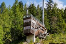 Kampfrichterturm der Skisprungschanzen in Ramsau am Dachstein - Hier trainieren nicht nur Spezialspringer, sondern auch Nordische Kombinierer, die in Ramsau zusätzlichen einen ihrer Weltcups austragen. An ungefähr 170 Betriebstagen werden bis zu 50.000 Sprünge auf den Schanzen absolviert. Hier im Bild: der Kampfrichter- und Medienturm. • © alpintreff.de - Christian Schön