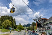 Neue Zwölferhorn-Seilbahn - St. Gilgen am Wolfgangsee - Die Seilbahntrasse führt über die Straße. • © alpintreff.de - Christian Schön