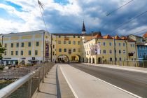 Traunbrücke Gmunden - Blick von der Traunbrücke Richtung Stadteinfahrt. In der Mitte am gelben Gebäude steht "Stadtrecht seit 1278". • © alpintreff.de - Christian Schön