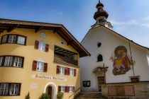 Die katholische Pfarrkirche stammt aus dem Mittelalter. • © alpintreff.de - Christian Schön