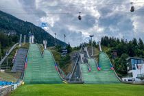 Wenn Du mit der Nebelhornbahn fährst, schwebst Du über die Audi Arena hinweg und kannst Dir die Schanzen von oben anschauen.  • © Maike Tyralla