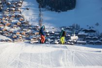 Die Skigebiete Reitherkogel in Reith sowie das Markbachjoch in Niederau sind zwar nicht per Seilbahn mit der großen Arena Schatzberg / Wiedersbergerhorn verbunden. Die Region ist jedoch durch ein gut funktionierendes Skibus-System vernetzt, welches mit der WildschönauCard und der Alpbachtal Card kostenlos nutzbar ist.  • © Ski Juwel Alpbachtal Wildschönau - shootandstyle.com