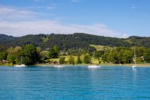 Boote am Attersee - Bilder - Viele Boote liegen am Attersee an und fahren auf ihm. • © alpintreff.de - Christian Schön