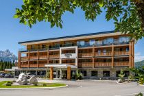 Hotel Zugspitz Resort - Ehrwald in der Tiroler Zugspitz Arena - Beginnen wir mit einer sommerlichen Außenansicht des Zugspitz Resorts. • © www.zugspitz-resort.at