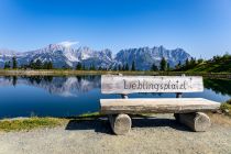 Schlaue Idee - Eine clevere Idee sind die Holzbänke mit unterschiedlichem Motto. Hier kannst Du die Aussicht genießen, zum anderen sind sie unverwechselbar und sehr fotogen. Das Bild vom Lieblingsplatzl ist sehr bekannt. • © alpintreff.de - Silke Schön