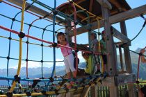 Der große Spielplatz hält einige Herausforderungen bereit. • © TVB Paznaun-Ischgl