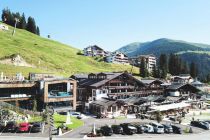 Hotel My Alpenwelt Resort - Königsleiten - Salzburger Land - Das My Alpenwelt Resort liegt auf einer idyllischen Seehöhe von 1.600 Metern in Königsleiten im Salzburger Land.

Mitten im Nationalpark Hohe Tauern, auf einem Sonnenplateau gelegen, erwachen im My Alpenwelt Resort das ganze Jahr über Bergliebe und Glücksmomente. Susi und Hannes Kröll-Schnell sind leidenschaftliche Gastgeber, das spürt der Gast.  • © My Alpenwelt Resort