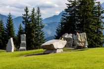 Klettern deluxe - Außergewöhnlich große Steine laden im Kletterpark zum erkunden ein. • © alpintreff.de - Silke Schön