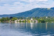 Noch ein Blick auf das Seeschloss Ort sowie das Landschloss Ort am anderen Ende der Brücke. • © alpintreff.de - Christian Schön